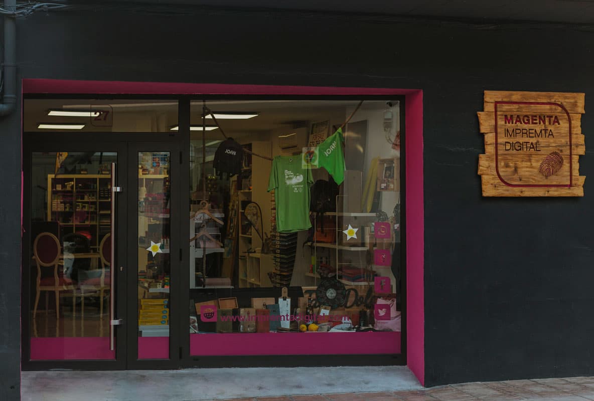 Vista de la façana de Magenta Impremta
