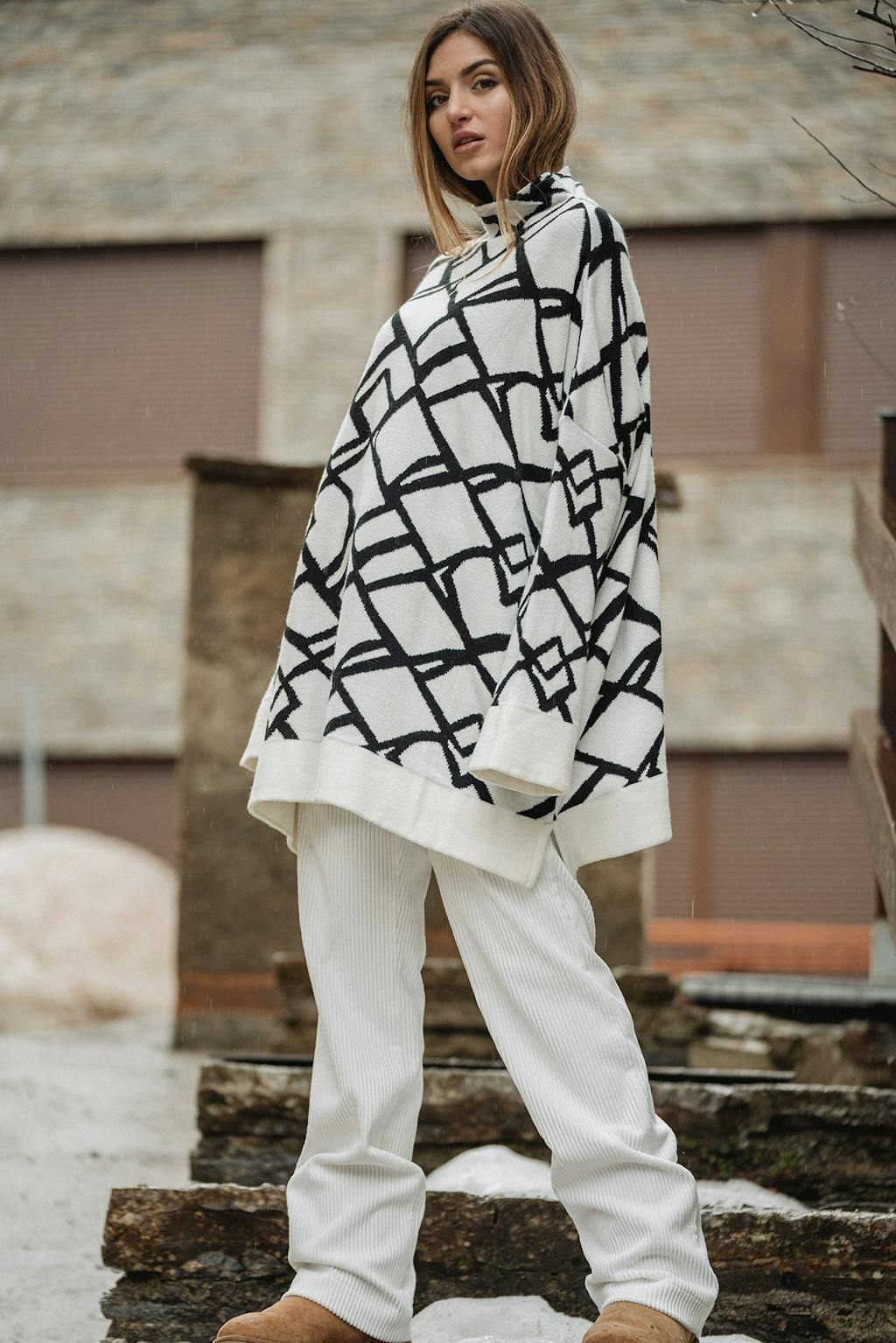 39ºN. Oversize sweater. Black and geometric print, white colour
