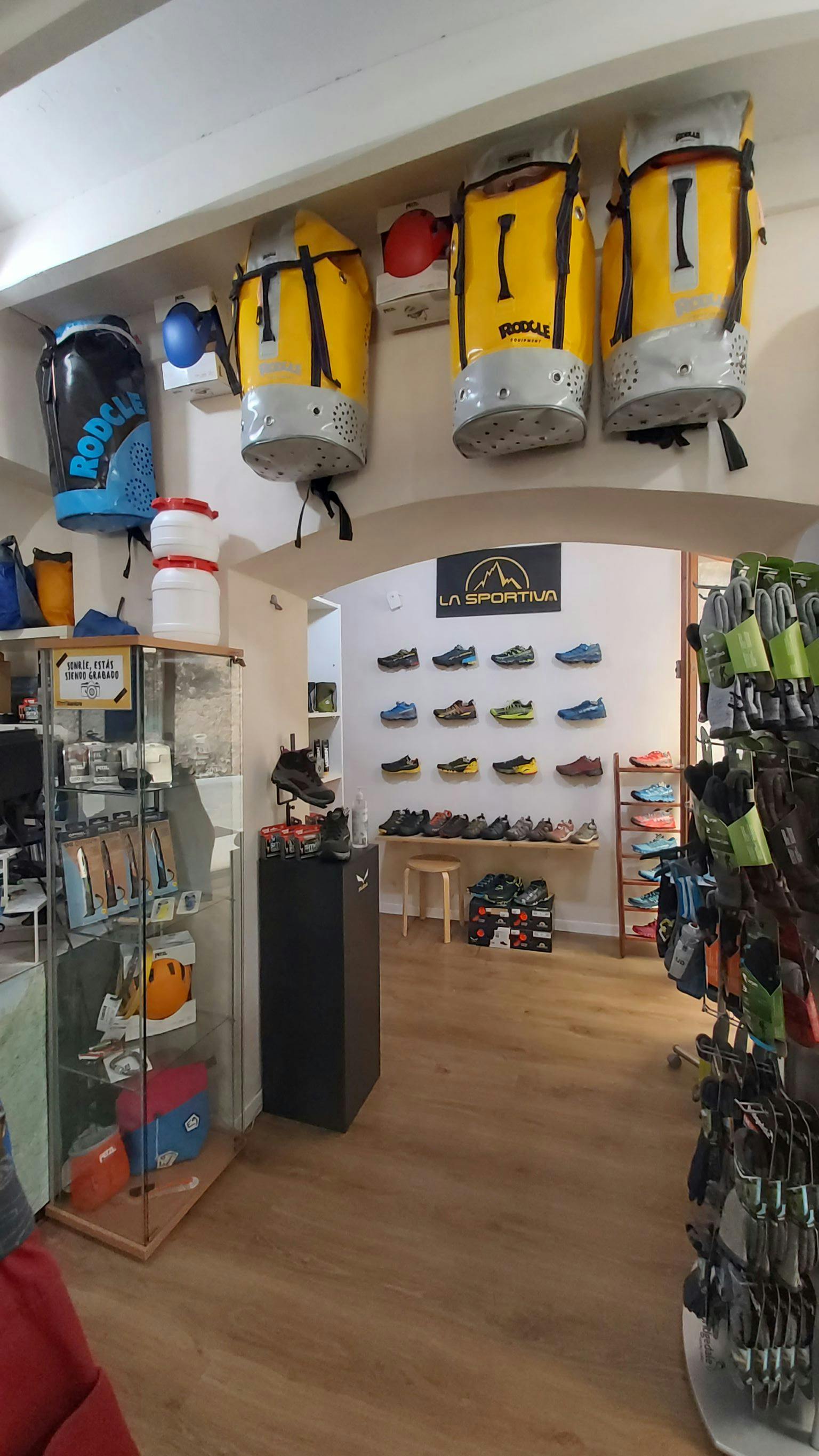 Món d'Aventura,empresa de actividades deportivas y de aventura con tienda de deportes y material técnico de montaña.