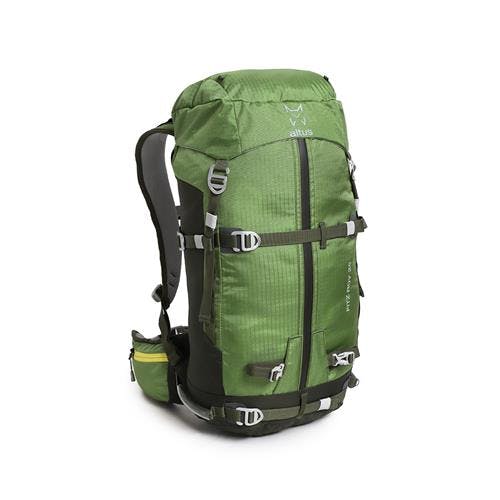 Climbing and trekking backpack of 25 liters.