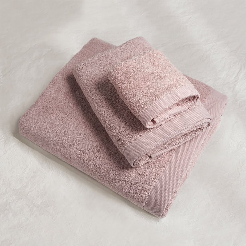 Bassols towels in pale pink color, 100% extra soft cotton. 