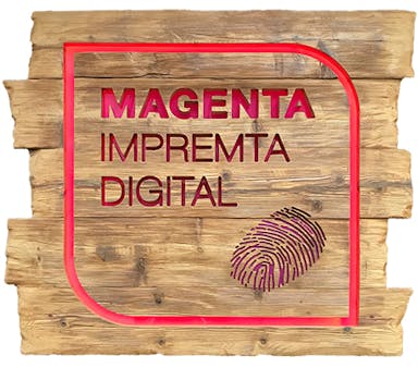Cartell de fusta amb el logo de Magenta