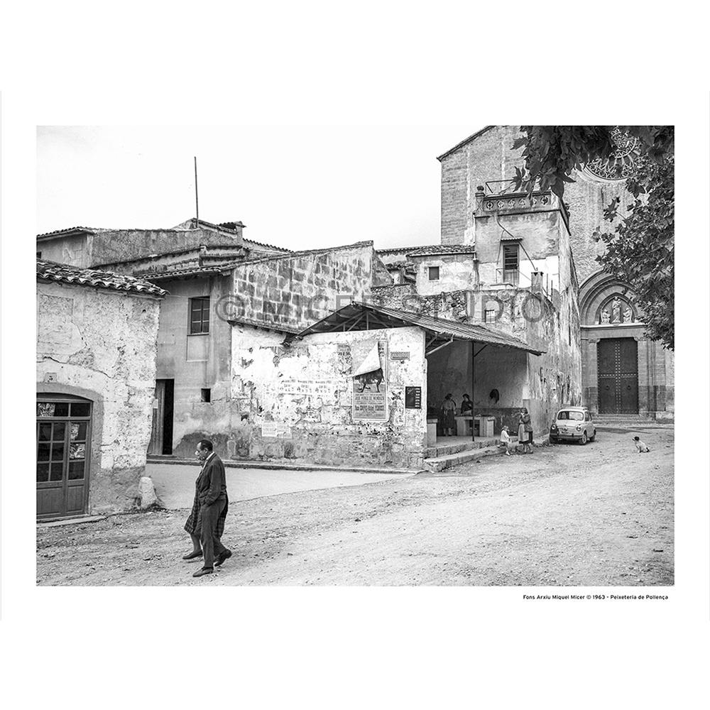 Foto Arxiu Micer, de l'antiga peixateria situada a la Plaça Major de Pollença, any 1963
