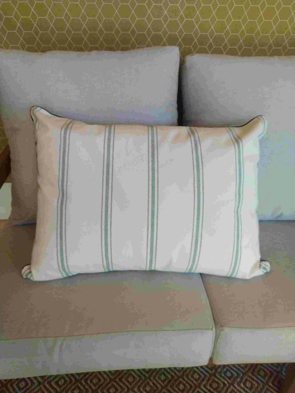 Almohada rectangular de doble cara. Tejido de lino con un acabado de rayas verde menta.