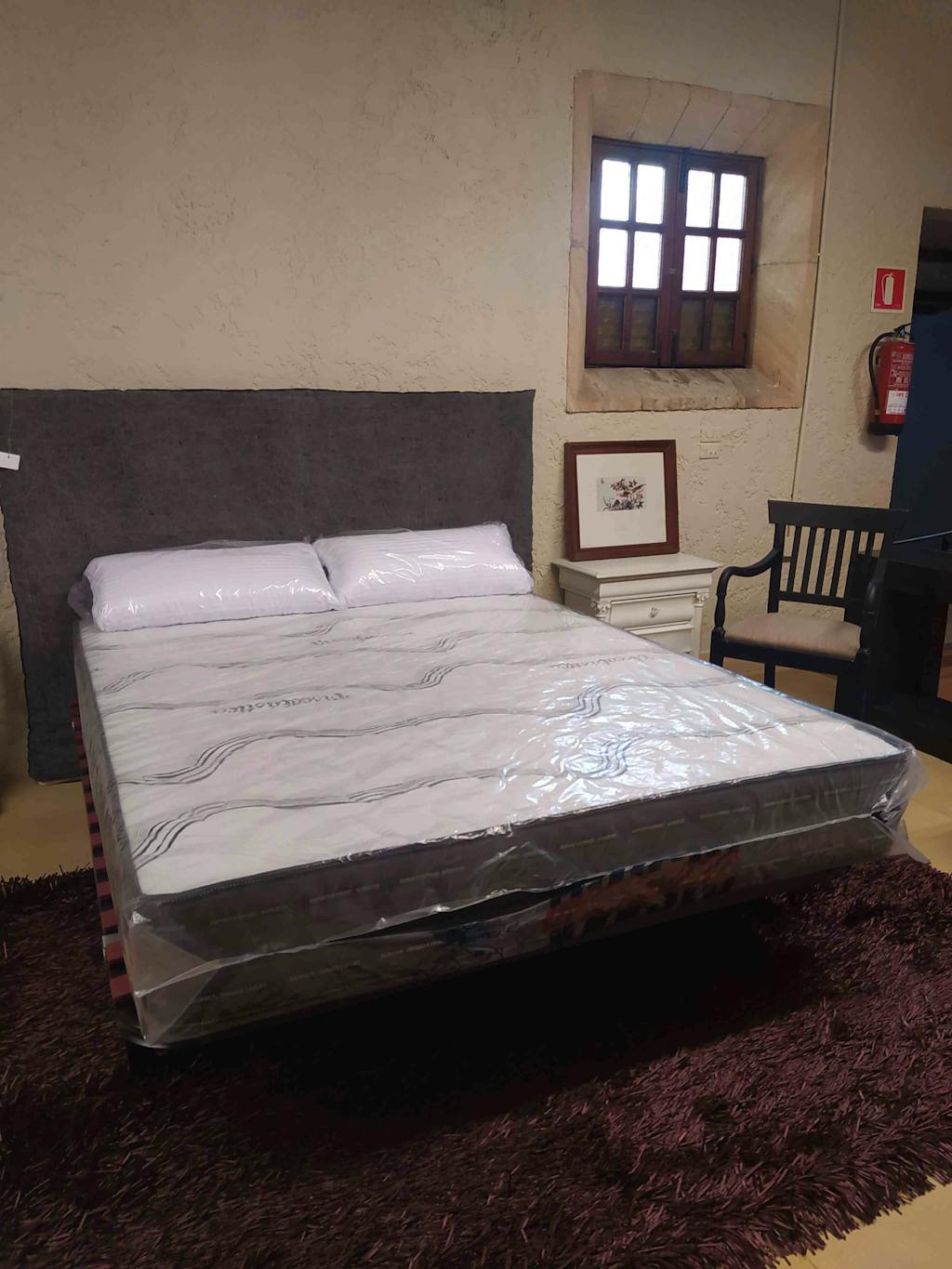 Viscoelastic mattress for double bed.
