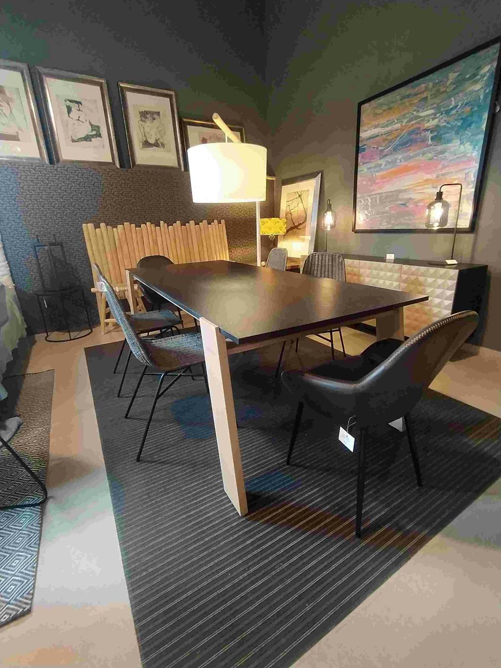 Mesa de comedor de color madera natural y en acabado negro,