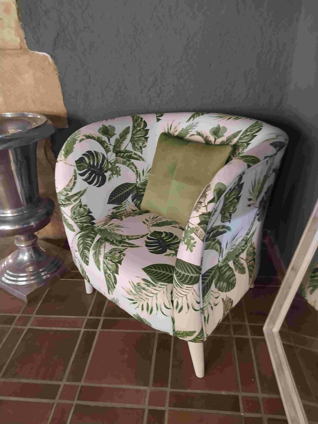 sillón de hojas verdes